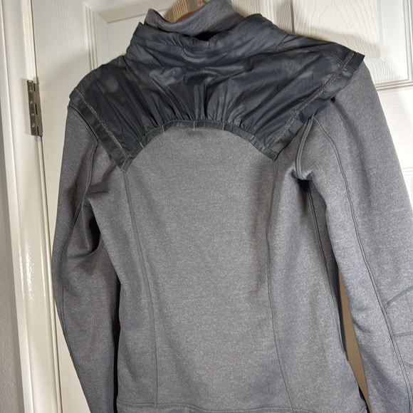 #75 Lululemon Snug Sprinter Jacket $168MSRP - Picture 12 of 13